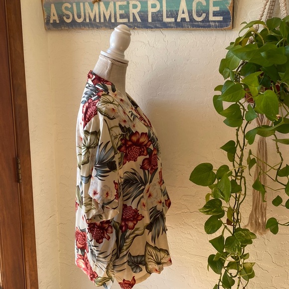 🎉 BISHOP ST HAWAIIAN FLORAL TOP‼️ - Picture 7 of 12